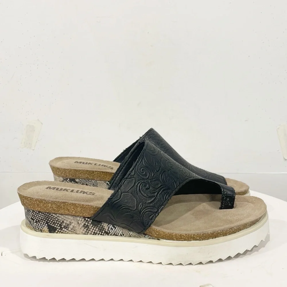 MUK LUKS Women Pitch Tenor Platform Sandals Slip On Black‎ Sz 8 Tooled Upper
